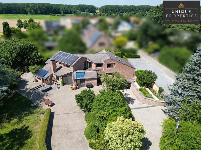 Unique Properties verkoopt deze uitzonderlijke villa in het landelijke Hoeleden, waar ruimte, comfort en charme harmonieus samenkomen. Met een bewoonb
