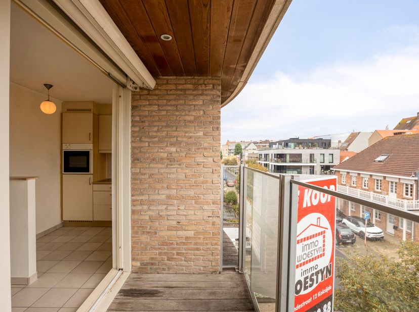 Op zoek naar een ruim en centraal gelegen appartement aan de Belgische kust? Dit aangename 2-slaapkamerappartement bevindt zich in het hart van Koksij