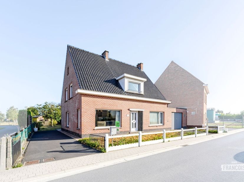 Welkom in de Schavelarestraat 42 te Torhout! In de rustige en aangename buurt De Goede Herder vinden we deze verrassend ruime halfopen bebouwing met m