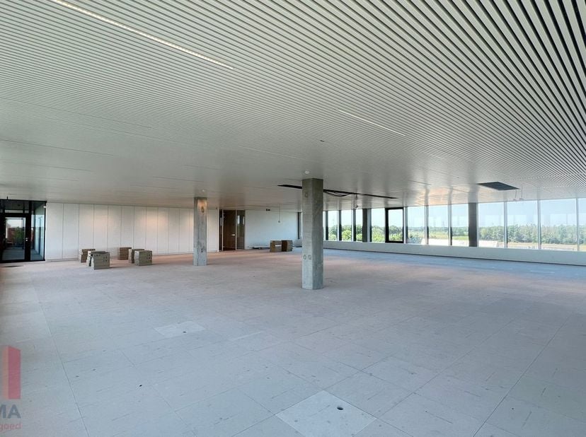 Instapklaar en hoogwaardig kantoor van 457 m² gelegen op de vierde verdieping van het moderne kantoorgebouw “Square One” te Geel.<br />
Dankzij de uit
