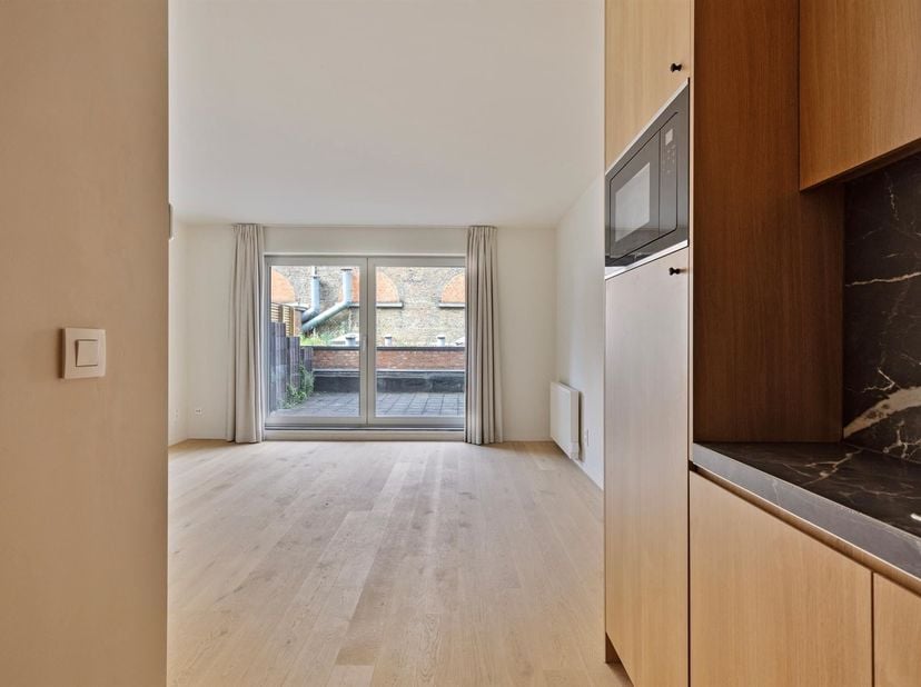 Prachtig, gerenoveerd appartement met hoog kwaliteitsmaterialen, gelegen in het centrum van Leuven met een groot terras/koer/tuintje. Het appartement