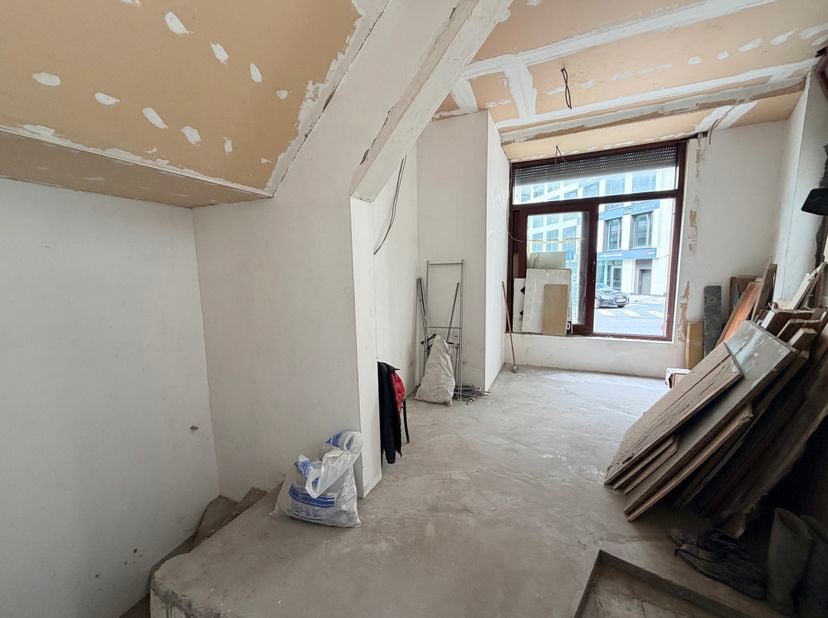Porte de Namur – Emplacement commercial Horeca de coin à fort potentiel<br />
Idéalement situé à proximité immédiate de la Porte de Namur, des commerc