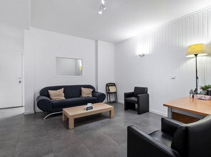 Handelsgelijkvloers op toplocatie in Berchem!<br />
Ligging: Dit handelsgelijkvloers is gelegen in de Flor Alpaertsstraat te Berchem, een levendige en