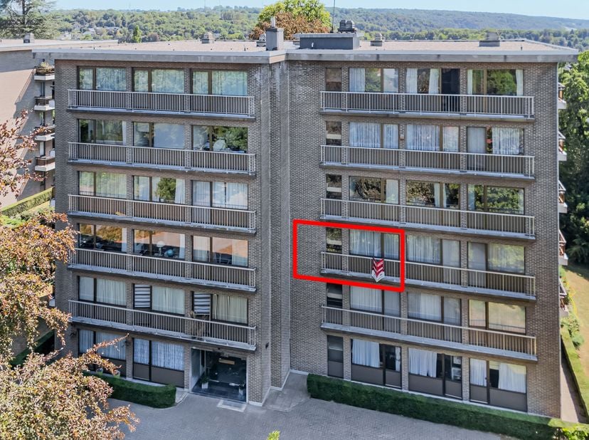 Dans un emplacement idéal à Embourg, au 2ᵉ étage d’une résidence sécurisée avec ascenseur et parc privé, cet appartement de 106 m² habitables bénéfici