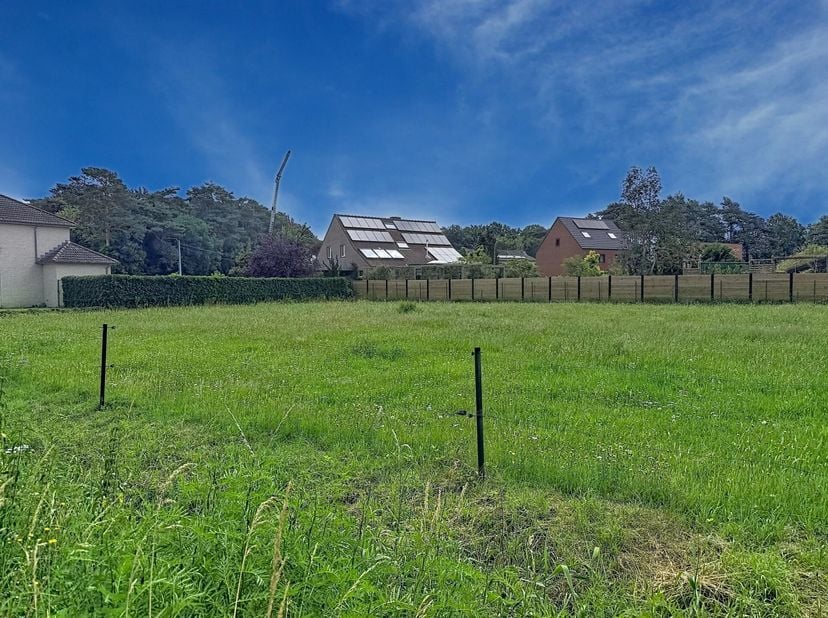 Bent u op zoek naar de ideale locatie om uw droomwoning te realiseren? Deze ruime bouwgrond van 1.340 m² biedt een unieke combinatie van rust, ruimte