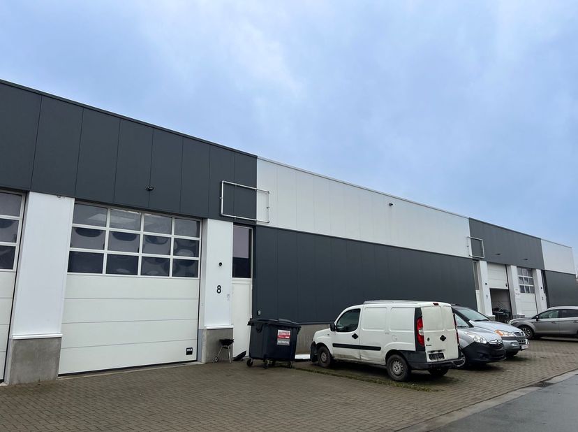 Instapklare KMO-unit van 225 m² met sectionaalpoort.&amp;nbsp;<br />
<br />
Strategisch gelegen nabij de N76 (2,8 km) en de E314 (4,8 km), met een bushalt