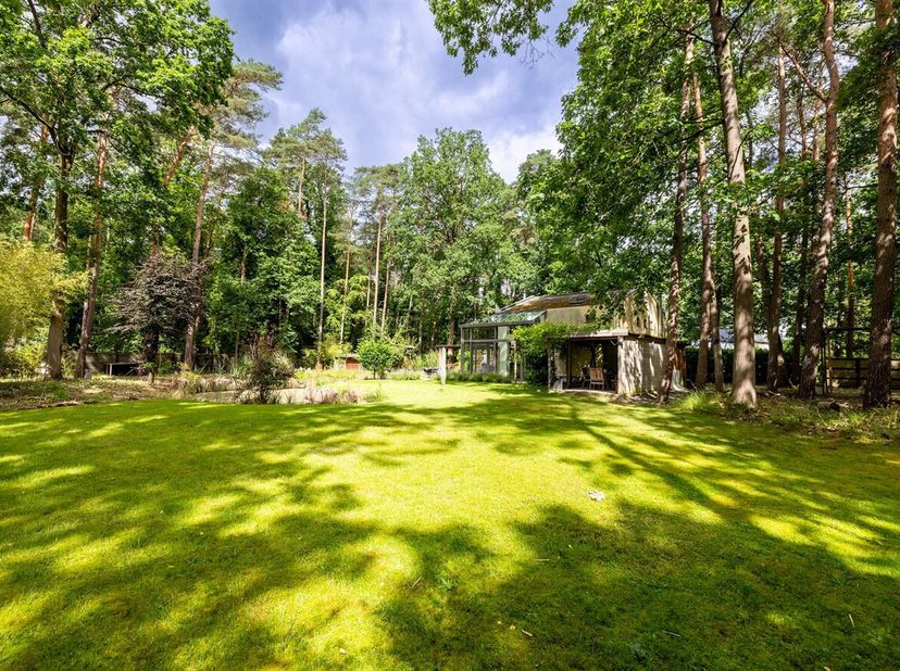 Maison de vacances comprenant 2 chambres, une mezzanine et un bureau, sur un terrain de 1 908 m². <br />
Située dans un cadre calme et verdoyant à Wes