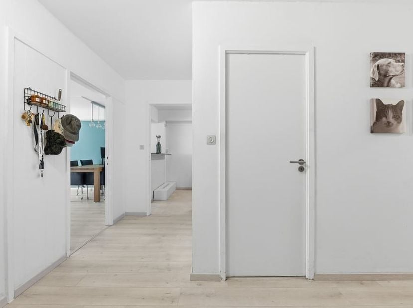 Op een uitstekende ligging aan de Guffenslaan 28 bus 8 in Hasselt bevindt zich dit aangename appartement op de tweede verdieping. Met een bewoonbare o