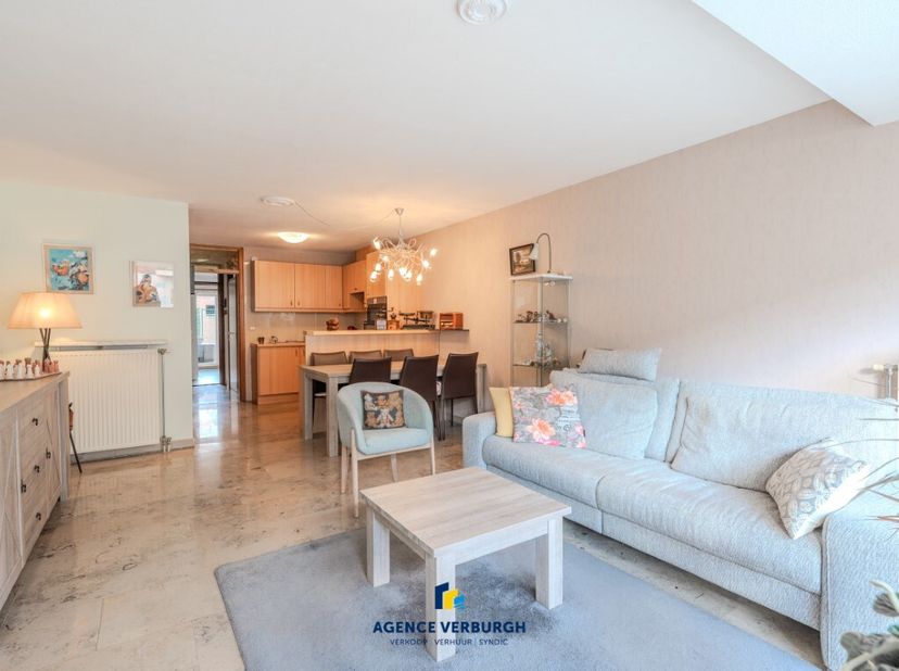 Op wandelafstand van de duinen en de zee, bevindt zich dit verzorgde gelijkvloers appartement met één slaapkamer. U geniet hier van een rustige omgevi