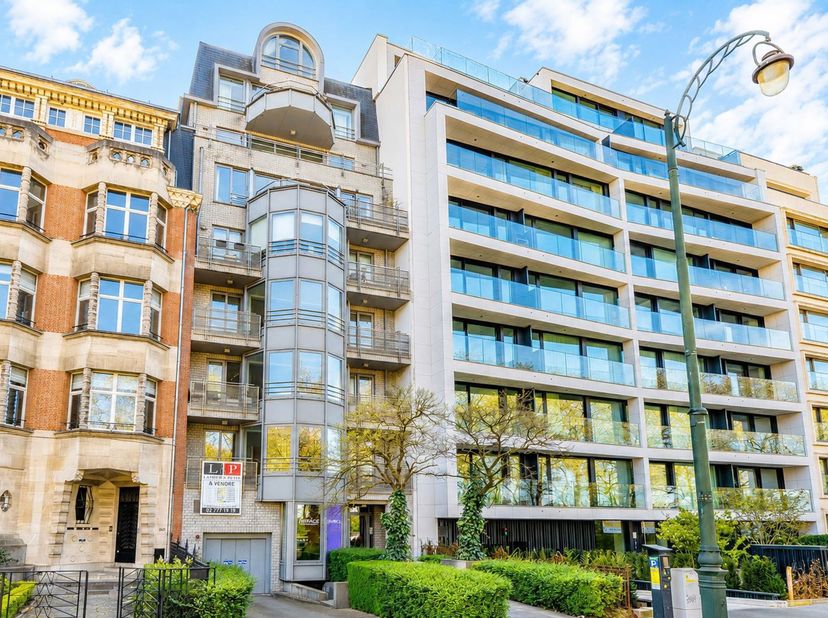 BRUXELLES-VILLE, quartier Louise, face à l'Abbaye de la Cambre, APPARTEMENT(3ch/2sdb) de 231 m² avec TERRASSES, COUR et PARKINGS en option. PEB C-. Oc
