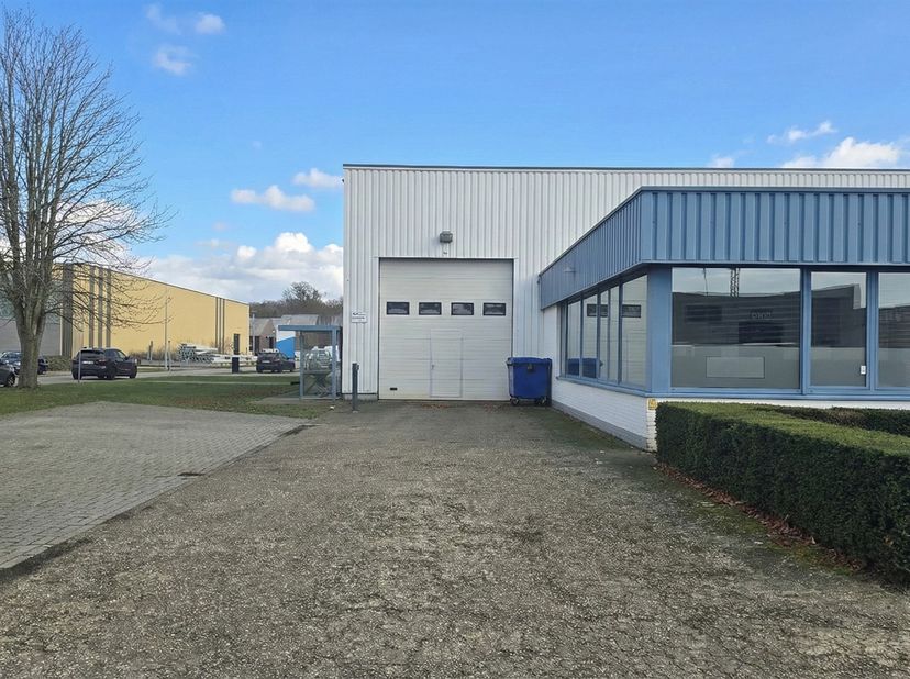 Dit uitstekend onderhouden bedrijfsgebouw in Aarschot biedt een  combinatie van magazijnruimte en  kantoorvoorzieningen. Het pand is volledig instapkl