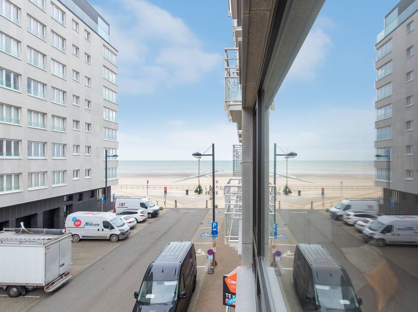 Instapklare studio te koop met zijdelings zeezicht te koop te Middelkerke. Deze studio is gelegen op de tweede verdieping van de Residentie Costa del