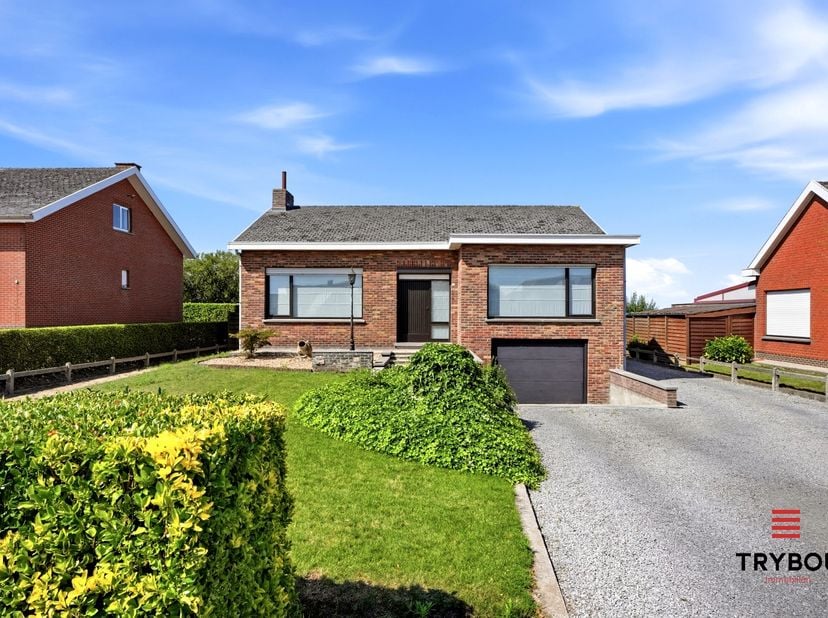 Op een mooi perceel van 875m², langs de Houthulstseweg in Poelkapelle, vinden we deze alleenstaande woning met een bewoonbare oppervlakte van 151 m².
