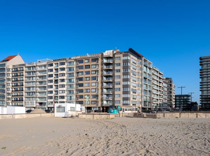 Op de 8ste verdieping van residentie Zeezwaluw bevindt zich dit verzorgd appartement met een prachtig frontaal zicht op zee.<br />
<br />
De leefruimt