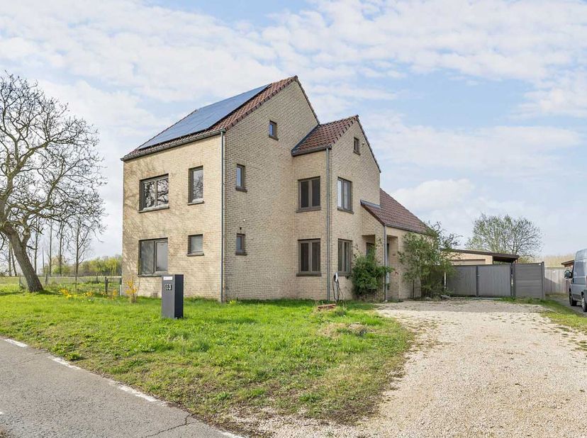 Deze gerenoveerde/deels nieuwbouw woning is uitermate geschikt voor grote gezinnen of grote gezinnen met praktijkruimte/zelfstandige activiteit. Dit d