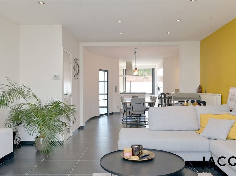 JACQ Real Estate stelt u deze charmante, instapklare rijwoning voor met 3 volwaardige slaapkamers en een aangename leefruimte met zicht op de gezellig