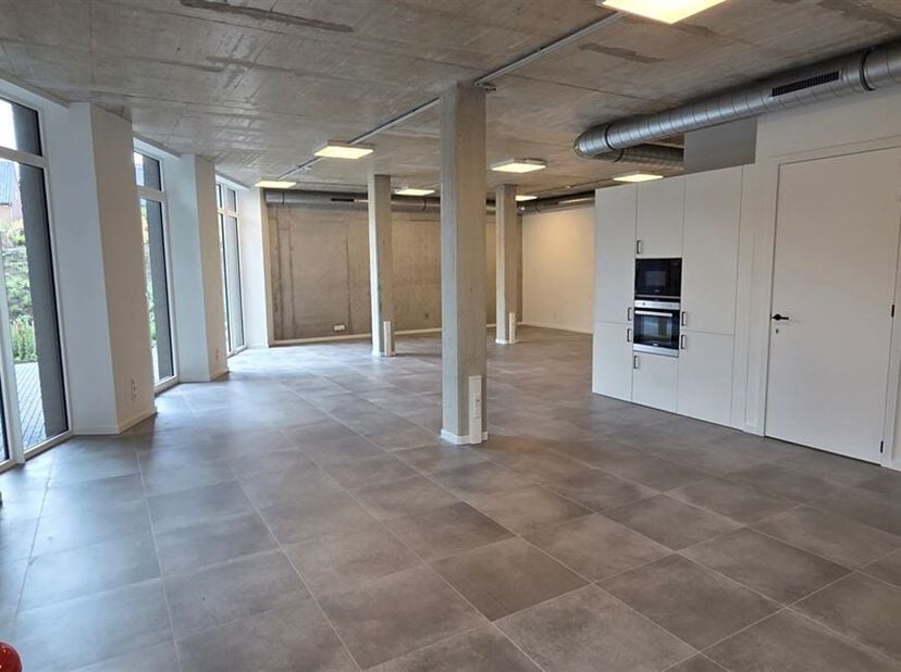 Uniek handelspand of kantoor (110 m²) in een nieuwbouwresidentie ontworpen door DMOA-architecten.<br />
Dit opvallende gebouw bevindt zich op een uite