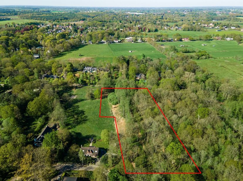Deze bouwgrond, gelegen aan Olmenlei 98 in Zoersel, bevindt zich in een groene en kindvriendelijke omgeving. Het perceel is geschikt voor de bouw van