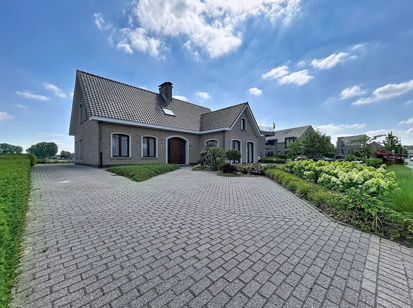 RUIME VRIJSTAANDE WONING MET MOGELIJKHEID TOT 6 SLAAPKAMERS OP TOPLOCATIE IN SINT-NIKLAAS !<br />
Omwille van de mogelijkheid gelijkvloers wonen en/of