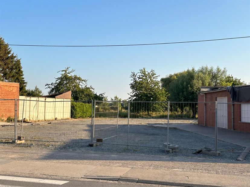 Immo Leolux biedt deze bouwgrond voor halfopen bebouwing te koop aan, rustig gelegen in Peizegem. Dit perceel vormt de ideale basis voor wie droomt va