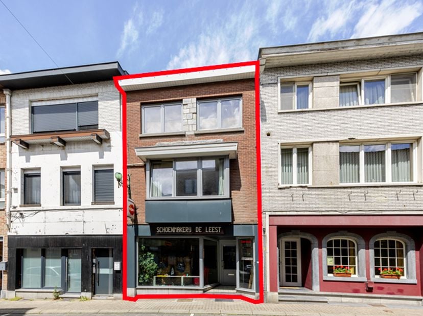 CENTRAAL GELEGEN HANDELSHUIS MET WOONST - <br />
<br />
In het centrum van Tongeren op wandelafstand van de Grote Markt, winkels en horeca ligt dit ka