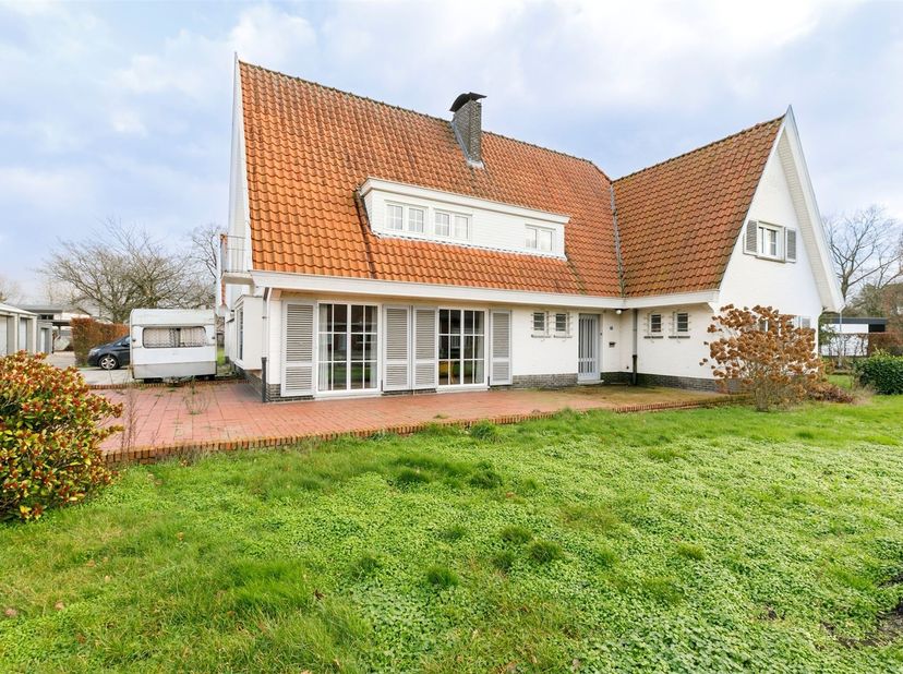 Te renoveren villa met vier slaapkamers op een perceel van 15a18ca te Herentals.<br />
<br />
Gelegen net buiten het centrum van Herentals aan de fe