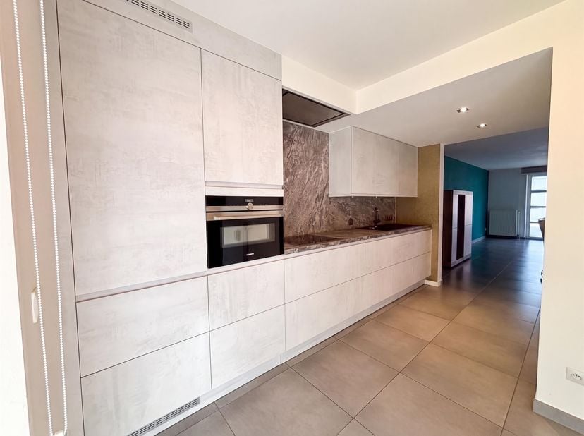 In een rustige en aangename woonomgeving in Gijzegem bevindt zich dit instapklare, gemeubelde gelijkvloerse appartement. Dankzij de ruime indeling, de
