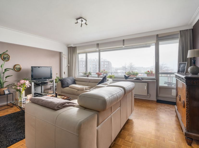 Goed gelegen appartement op 2 verdieping nabij scholen, centrum Dendermonde, winkels, invalswegen.<br />
Inkom, ruime leefruimte met veel lichtinval,