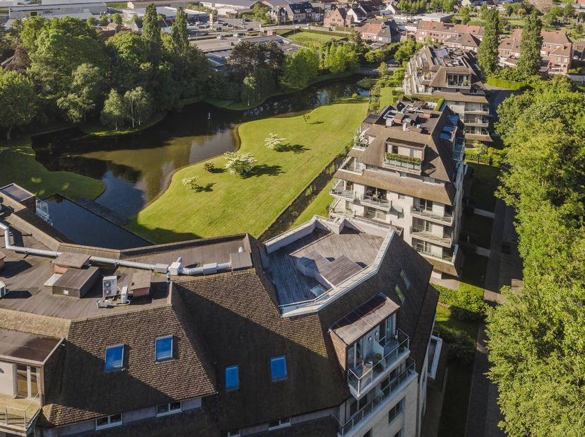Deze uitzonderlijke, tot in de puntjes afgewerkte penthouse (in 2024) combineert 234 m² hoogwaardige woonruimte met maar liefst 140 m² zonovergoten te