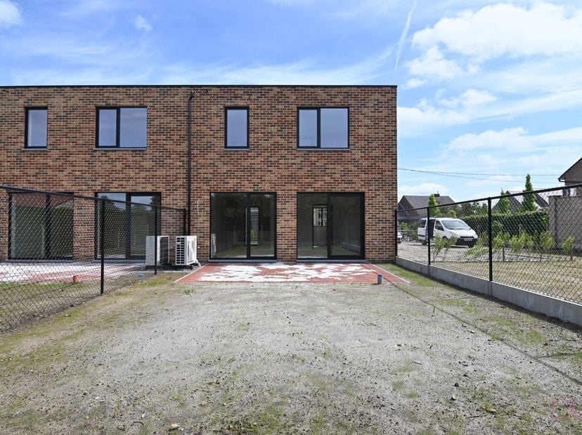 Achter de charmante vakwerkwoning aan Veerstraat 60B schuilt deze knappe, energiezuinige nieuwbouwwoning die hedendaags wooncomfort moeiteloos combine