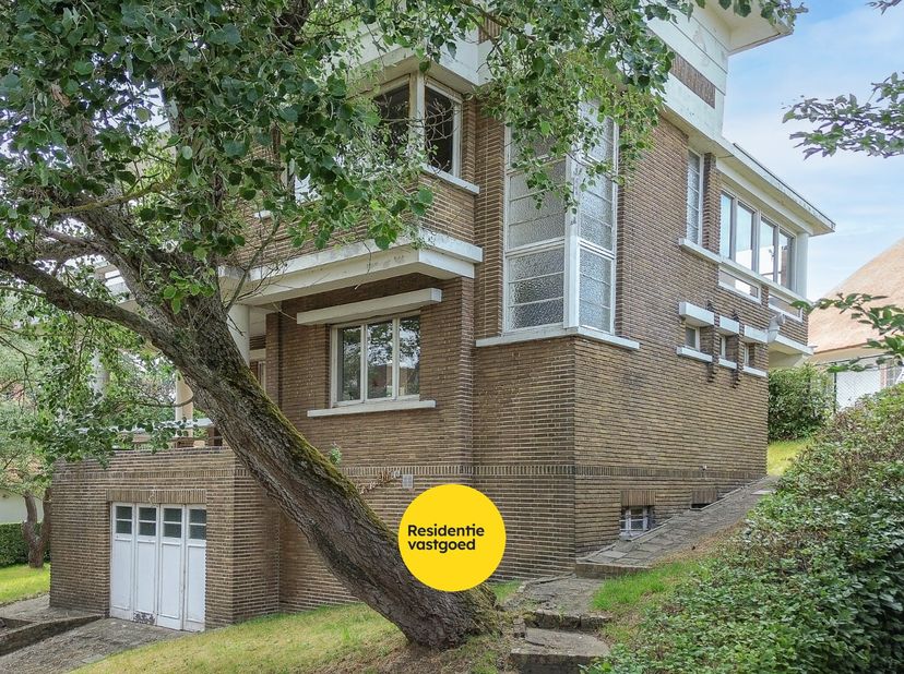 Deze woning is een beschermde, historische kustvilla gelegen in de prestigieuze villawijk De Concessie, een uniek en beschermd dorpsgezicht dat bekend