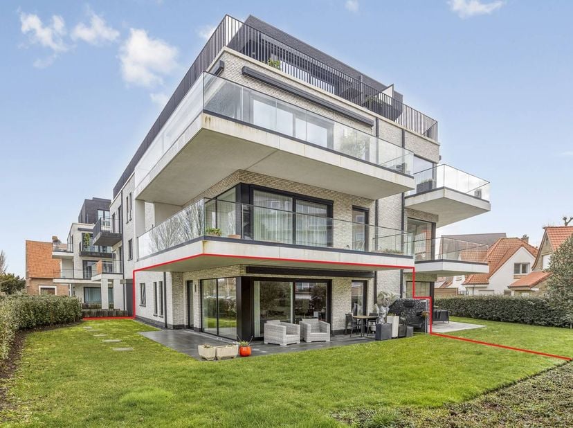 In de Lejeunelaan te Koksijde vindt u dit ruime gelijkvloers appartement (97 m²) te koop met een groot zongericht terras (27 m²) en tuin. Het appartem
