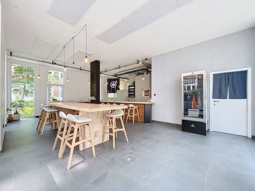 BEZOEK ENKEL AANVRAGEN VIA IMMODAVINCI.BE<br />
Ligging:<br />
Deze prachtige horeca ruimte is gelegen aan de Oude Houtlei in Gent, een uitstekende lo