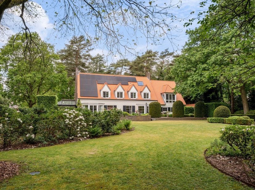 Energiezuinig resideren in deze topklassevilla met diverse bijgebouwen, prachtige parktuin, zwembad en paddock met schuilstal te Kapellenbos! De villa
