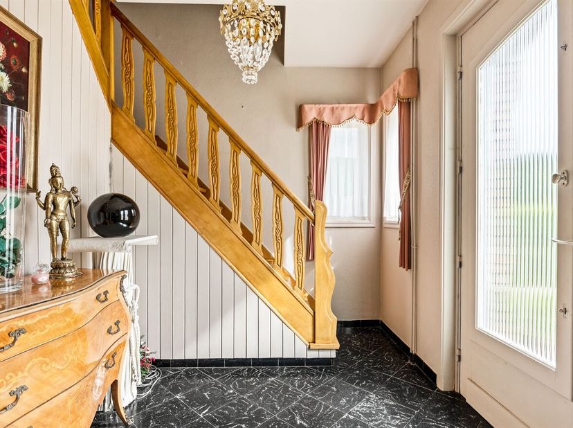 In de rustig gelegen Van Craeyenhemstraat 14 bevindt zich deze ruime te renoveren woning op een uitstekende locatie. U geniet hier van een rustige en