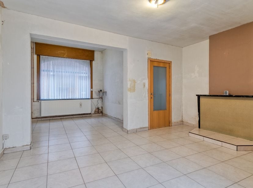 Deze verder op te knappen maar instapklare stadswoning met drie slaapkamers en een zuid-gerichte stadstuin is ideaal gelegen op wandelafstand van het