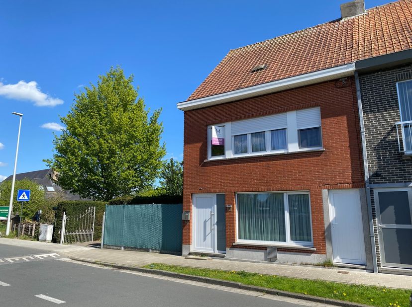 OPEN BEZOEKMOMENT op donderdag 3 september 2026 tussen 17u00 en 18u30.<br />
Deze toffe woning op een perceel van 695m²&amp;nbsp;ligt op een boogscheut va