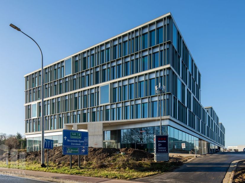 Magnifiquement situés, des bureaux nouvellement construits avec une surface de 437 m² à louer à seulement 250 m ( !!) de la sortie E40 Steenokkerzeel