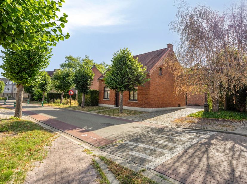 In de Kiezelstraat, ter hoogte van nummer 45, vinden we deze te renoveren, karaktervolle woning uit 1920, bestaande uit een voor- en achterhuis, een p