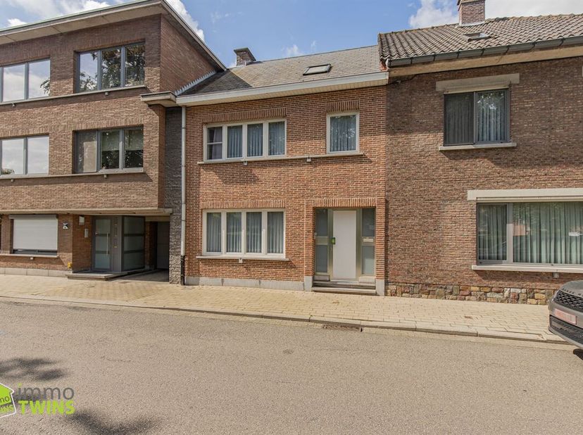 Leuke starters- gezinswoning met 3 slaapkamers, zolder van 41 m² en gezellige tuin nabij centrum Sint-Gillis-Dendermonde<br />
Bent u op zoek naar een