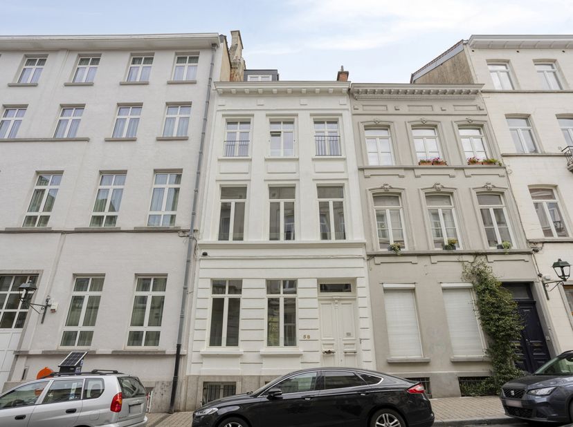 Gelegen in een rustige straat nabij de Louizalaan, biedt dit prachtig gerenoveerde gebouw een unieke investeringsopportuniteit in hartje Elsene. Het p