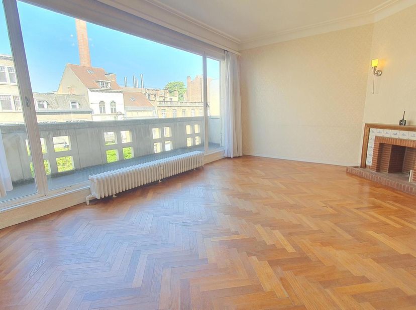 IXELLES - À proximité de l'ULB et du cimetière d'Ixelles. Lumineux appartement 1 chambre de +/- 60 m² situé dans un immeuble avec ascenseur. Il se com