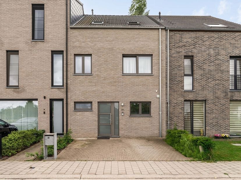 Moderne en energiezuinige gezinswoning (±216 m²) met 6 slaapkamers, 3 badkamers en zonnige tuin in de gegeerde Elsdonk/Molenveldwijk<br />
In de rusti