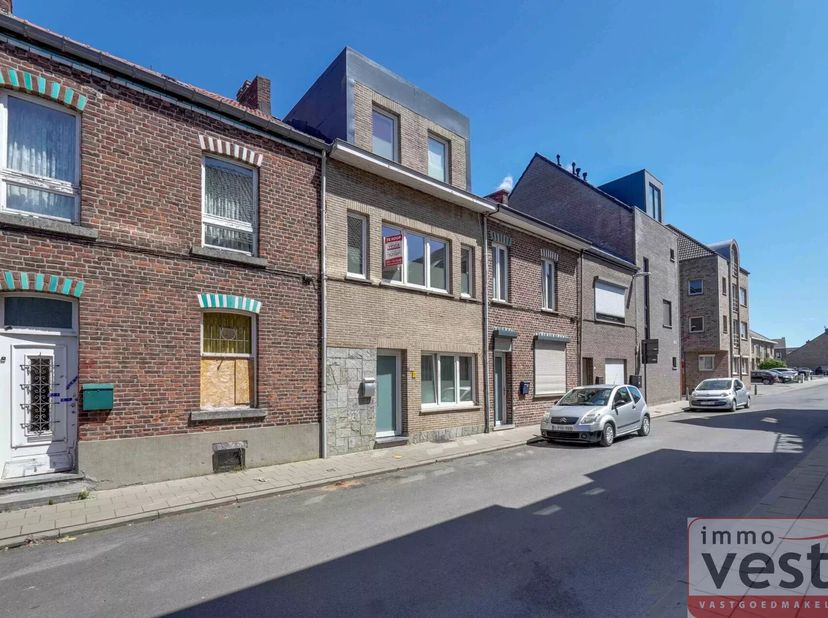Deze ruime rijwoning ligt op een steenworp van het centrum van Sint-Truiden. Alle nodige voorzieningen liggen bijgevolg op wandel- of fietsafstand. De