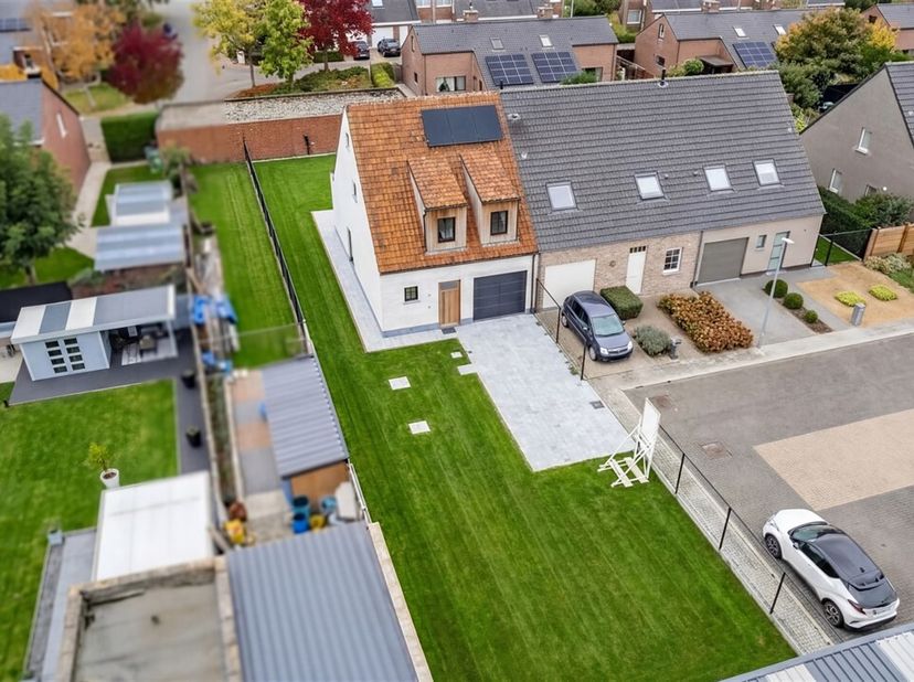 Ontdek deze stijlvolle halfopen BEN-nieuwbouwwoning waar landelijke charme en moderne luxe elkaar versterken. Gelegen op een perceel van ca. 477 m² in