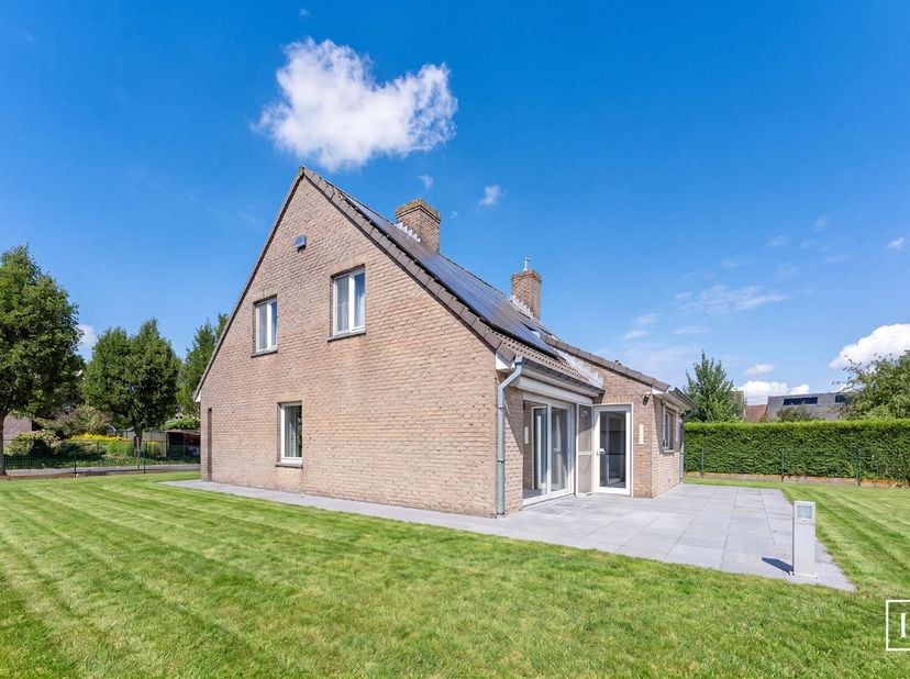 Deze goed onderhouden vrijstaande villa is gelegen in een rustige doodlopende straat in het pittoreske Vlissegem, op een zuidgericht perceel van 840 m