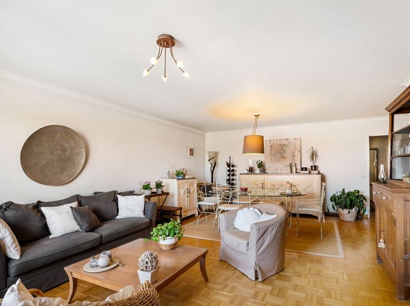 INSTAPKLAAR APPARTEMENT MET TWEE TERRASSEN EN GARAGE<br />
Dit instapklare appartement is gelegen in Duffel, op korte afstand van scholen, winkels en