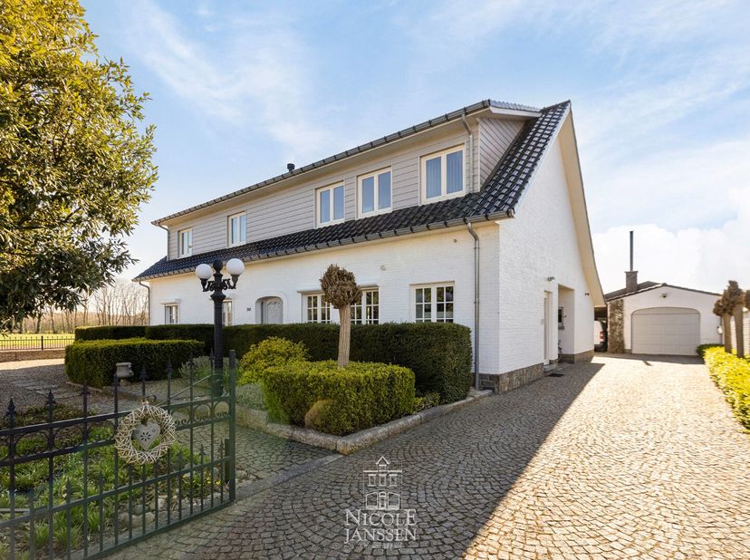 Deze verzorgde woning met hoogwaardige afwerking werd doorheen de jaren vernieuwd en is zeer goed onderhouden. Dankzij de doordachte indeling is ze ge