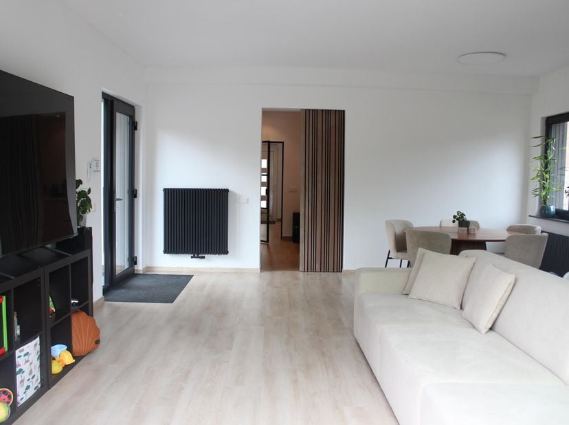 Instapklare Villa: Modern Comfort in een Oase van Rust<br />
Ben je op zoek naar de perfecte balans tussen moderne luxe, duurzaamheid en een kindvrien
