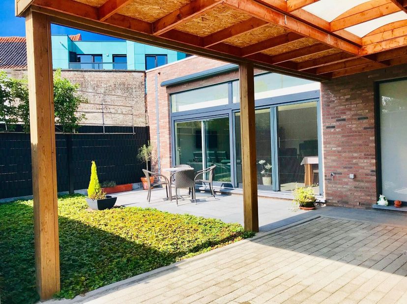 Recente bungalow te koop op 156m².IndelingDeze perfect afgewerkte woonst met 2 slaapkamers, tuin en carport bestaat uit:inkomhal, gastentoilet, ruime